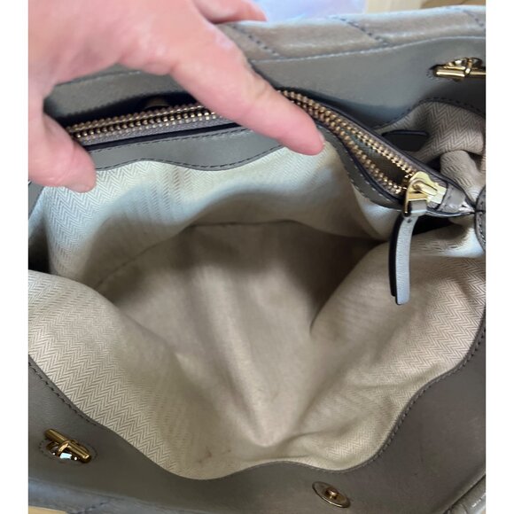 AUTHENTIC TORY BURCH GREY QUILTED LEATHER LARGE KIRA SHOULDER BAG - Picture 10 of 13